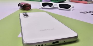 Smartphone modern kini tanpa lubang headset. Simak alasan produsen menghapus jack audio dari desain hingga teknologi terbaru. (Foto: KOMPAS.com/ Galuh Putri Riyanto)