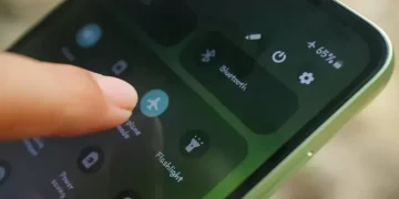 Mode pesawat ternyata bukan formalitas. Simak alasan sebenarnya yang berkaitan dengan komunikasi pilot dan keselamatan penerbangan. (Foto: Shutterstock)