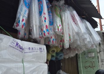 Harga plastik naik hingga 50 persen akibat gangguan impor. Pedagang pasar mengeluh dan berpotensi menaikkan harga barang dagangan. (Foto: kompas.com/SHINTA DWI AYU)
