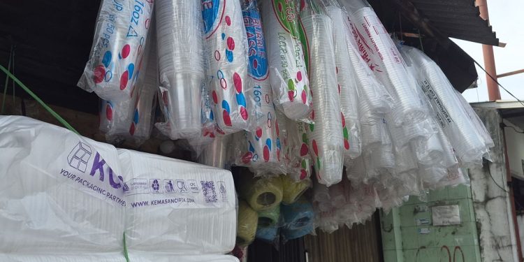 Harga plastik naik hingga 50 persen akibat gangguan impor. Pedagang pasar mengeluh dan berpotensi menaikkan harga barang dagangan. (Foto: kompas.com/SHINTA DWI AYU)