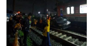 Mobil Innova tertemper KRL di Bogor hingga ringsek. Polisi masih mencari pengemudi yang kabur usai kejadian. (Foto: Istimewa)