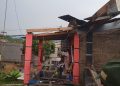 Angin kencang dan hujan deras melanda Ciawi Bogor, menyebabkan rumah warga rusak dan pohon tumbang yang sempat mengganggu akses jalan. (Foto: Dok. BPBD/KOMPAS.COM/AFDHALUL IKHSAN)