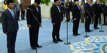 Presiden Prabowo melakukan reshuffle kabinet dengan melantik sejumlah pejabat baru. Simak daftar lengkap dan posisi strategis yang berubah. (Foto: Tangkapan Layar YouTube Istana Kepresidenan)