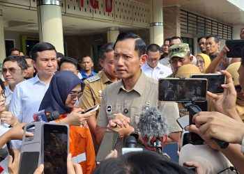 AHY menyoroti posisi gerbong wanita KRL usai kecelakaan Bekasi Timur. Pemerintah akan evaluasi demi meningkatkan keselamatan penumpang. (Foto: KOMPAS.com/Ridho Danu Prasetyo)