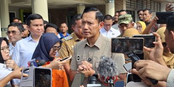 AHY menyoroti posisi gerbong wanita KRL usai kecelakaan Bekasi Timur. Pemerintah akan evaluasi demi meningkatkan keselamatan penumpang. (Foto: KOMPAS.com/Ridho Danu Prasetyo)