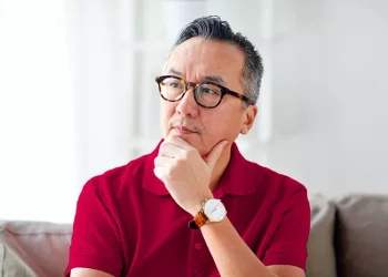 Puber kedua pada pria bisa terjadi di usia 30 tahun ke atas. Kenali tanda dan dampaknya bagi kesehatan fisik dan mental. (Foto: Halodoc)