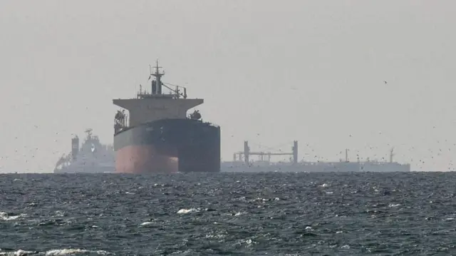 Militer AS mulai blokade pelabuhan Iran di Selat Hormuz. Teheran merespons keras dan ancam keamanan kawasan. (Foto: Reuters)