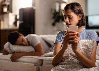 Banyak perilaku sederhana ternyata termasuk selingkuh non fisik dan bisa mengganggu komitmen pasangan. (Foto: Freepik)