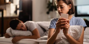 Banyak perilaku sederhana ternyata termasuk selingkuh non fisik dan bisa mengganggu komitmen pasangan. (Foto: Freepik)