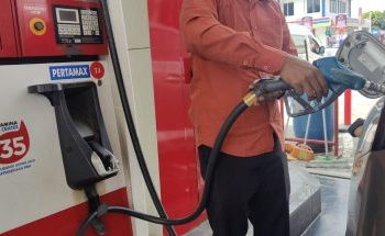 Harga BBM Pertamina April tidak mengalami kenaikan. Simak daftar lengkap harga Pertalite, Pertamax, dan solar di seluruh Indonesia. (Foto: dunia-energi.com)