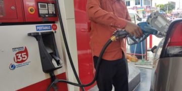 Harga BBM Pertamina April tidak mengalami kenaikan. Simak daftar lengkap harga Pertalite, Pertamax, dan solar di seluruh Indonesia. (Foto: dunia-energi.com)