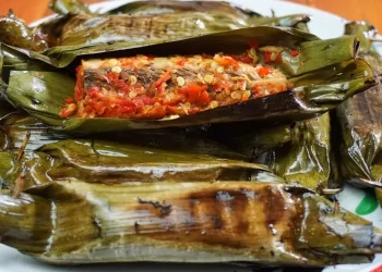 Resep pepes ikan tongkol gurih pedas dengan cara mudah. Lauk sehat minim minyak cocok untuk menu keluarga sehari-hari. (Foto: topwisata.info)