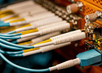Harga bahan fiber optik naik dan berdampak pada pembangunan jaringan telekomunikasi di Indonesia. Simak penjelasan lengkapnya. (Foto: tayohss.co.id)