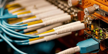 Harga bahan fiber optik naik dan berdampak pada pembangunan jaringan telekomunikasi di Indonesia. Simak penjelasan lengkapnya. (Foto: tayohss.co.id)