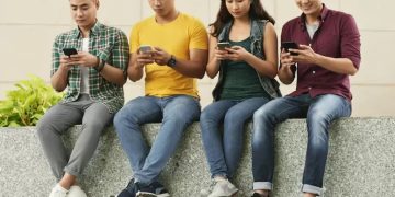 Gen Z Indonesia masih aktif menggunakan Google Search setiap hari. Pola pencarian berubah dengan bantuan teknologi AI terbaru. (Foto: Indozonetech)