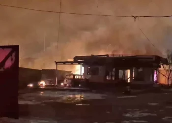 Kebakaran SPBE Cimuning Bekasi menghanguskan belasan rumah dan kios. Api bahkan menjalar hingga radius 200 meter dari lokasi. (Foto: Antara)