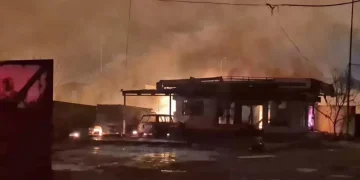 Kebakaran SPBE Cimuning Bekasi menghanguskan belasan rumah dan kios. Api bahkan menjalar hingga radius 200 meter dari lokasi. (Foto: Antara)