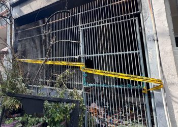 Kebakaran rumah di Grogol Petamburan menewaskan lima anggota keluarga. Api diduga berasal dari korsleting listrik dan menjebak korban saat tidur. (Foto: faktapers.id)