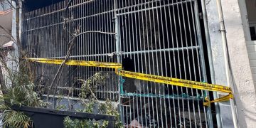 Kebakaran rumah di Grogol Petamburan menewaskan lima anggota keluarga. Api diduga berasal dari korsleting listrik dan menjebak korban saat tidur. (Foto: faktapers.id)