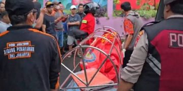 Kebakaran rumah di Grogol Jakbar menewaskan satu keluarga akibat terjebak asap. Diduga api berasal dari korsleting listrik di tiang depan rumah. (Foto: ANTARA/Risky Syukur)