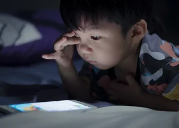 Studi terbaru mengungkap dampak negatif media sosial terhadap kemampuan membaca dan kosa kata anak. Simak penjelasan dan solusinya. (Foto: Halodoc)