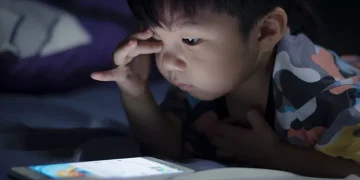 Studi terbaru mengungkap dampak negatif media sosial terhadap kemampuan membaca dan kosa kata anak. Simak penjelasan dan solusinya. (Foto: Halodoc)