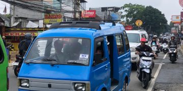 Polisi memburu sopir angkot yang kabur usai tabrakan maut di Bogor. Dua pemotor tewas dan satu korban mengalami luka. (Foto: Radar Bogor)