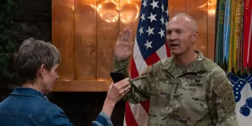 Menhan AS pecat Kepala Staf Angkatan Darat di tengah konflik. Keputusan ini jadi sorotan karena jarang terjadi dalam sejarah militer modern.