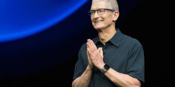 Tim Cook resmi mundur sebagai CEO Apple setelah 15 tahun. Posisi digantikan John Ternus mulai September 2026. (Foto: Nic Coury/AFP)