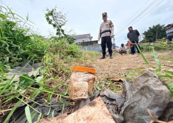 Polisi menyelidiki temuan stoples berisi jari manusia di Samarinda. Diduga diawetkan dengan cairan air keras dan kini tengah diautopsi. (Foto: Dimas/Media Kaltim)