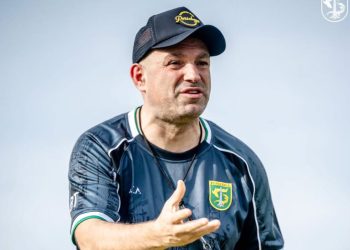 Pelatih Persebaya sebut Persija dalam tekanan besar jelang laga di GBK. Simak analisis dan persiapan kedua tim. (Foto: Instagram @officialpersebaya)