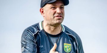 Pelatih Persebaya sebut Persija dalam tekanan besar jelang laga di GBK. Simak analisis dan persiapan kedua tim. (Foto: Instagram @officialpersebaya)