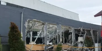 Ledakan terjadi di lapangan padel Bogor hingga merusak bangunan dan sekolah. Tidak ada korban jiwa, dugaan sementara akibat kebocoran gas. (Foto: Istimewa)