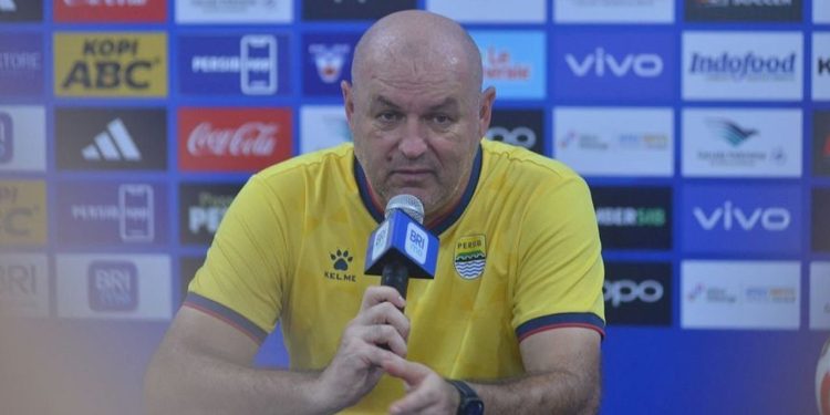 Persib Bandung fokus meraih kemenangan penting demi kembali ke puncak klasemen, tanpa terpengaruh persaingan dengan Borneo FC. (Foto: Dok. Persib Bandung)