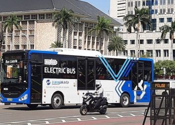 Tarif TransJakarta Rp 3.500 dikaji untuk naik setelah 21 tahun. Pemprov DKI sebut langkah ini wajar karena biaya operasional meningkat. (Foto: Antara)
