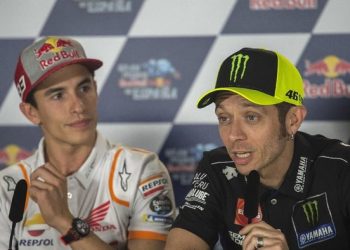 Valentino Rossi menilai sulit mengalahkan Marc Marquez jika motor tidak kompetitif. Simak analisis persaingan MotoGP terbaru.
