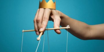 Kenali ciri orang manipulatif yang sering tidak disadari, mulai dari gaslighting hingga silent treatment dalam hubungan sehari hari.