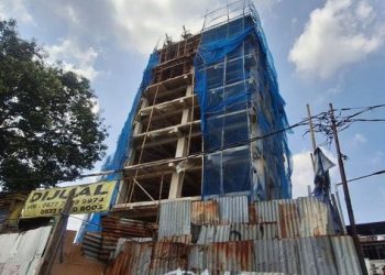 Polisi ungkap pekerja yang tewas di proyek Jaksel tidak memakai APD. Penyebab kematian masih diselidiki melalui uji sampel. (Foto: ANTARA/Luthfia MP)