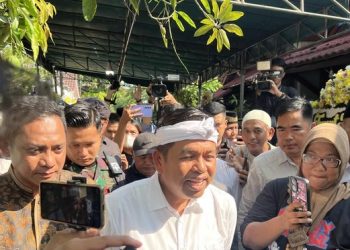 Dedi Mulyadi melayat ke rumah duka karyawati KompasTV korban kecelakaan kereta Bekasi. Ia soroti pentingnya perbaikan infrastruktur. (Foto: Adhfar/detikcom)