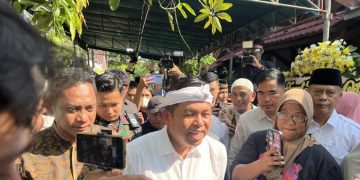 Dedi Mulyadi melayat ke rumah duka karyawati KompasTV korban kecelakaan kereta Bekasi. Ia soroti pentingnya perbaikan infrastruktur. (Foto: Adhfar/detikcom)