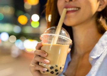 Hidden sugar dalam minuman manis bikin konsumsi gula berlebih. Simak risiko dan kebijakan Nutri Level dari BPOM untuk cegah diabetes. (Foto: Getty Images/PonyWang)