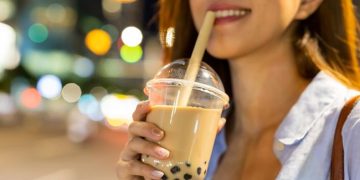 Hidden sugar dalam minuman manis bikin konsumsi gula berlebih. Simak risiko dan kebijakan Nutri Level dari BPOM untuk cegah diabetes. (Foto: Getty Images/PonyWang)