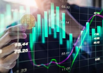 Ketidakpastian ekonomi global membuat banyak orang ragu investasi. Simak strategi aman dan tips bijak dari perencana keuangan. (Foto: Shutterstock)