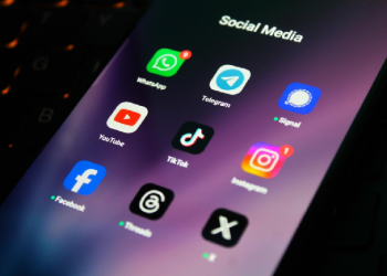 Nudge technique di balik tombol Next ternyata bisa mempengaruhi keputusan pengguna tanpa sadar terutama anak anak. Ini penjelasan lengkap pakar.