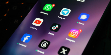 Nudge technique di balik tombol Next ternyata bisa mempengaruhi keputusan pengguna tanpa sadar terutama anak anak. Ini penjelasan lengkap pakar.