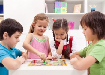 Orang tua bisa melatih kecerdasan intrapersonal anak dengan langkah sederhana seperti refleksi dan journaling. (Foto: mdc.sch.id)