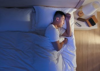 Simak alasan ilmiah kenapa semakin tua seseorang makin sulit tidur nyenyak serta faktor kesehatan yang memengaruhi kualitas istirahat.