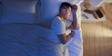 Simak alasan ilmiah kenapa semakin tua seseorang makin sulit tidur nyenyak serta faktor kesehatan yang memengaruhi kualitas istirahat.