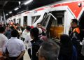 KAI membatalkan sejumlah perjalanan kereta akibat tabrakan KA dan KRL di Bekasi. Penumpang bisa refund penuh sesuai ketentuan. (Foto: REUTERS/Ajeng Dinar Ulfiana)
