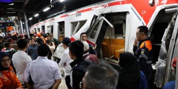 KAI membatalkan sejumlah perjalanan kereta akibat tabrakan KA dan KRL di Bekasi. Penumpang bisa refund penuh sesuai ketentuan. (Foto: REUTERS/Ajeng Dinar Ulfiana)